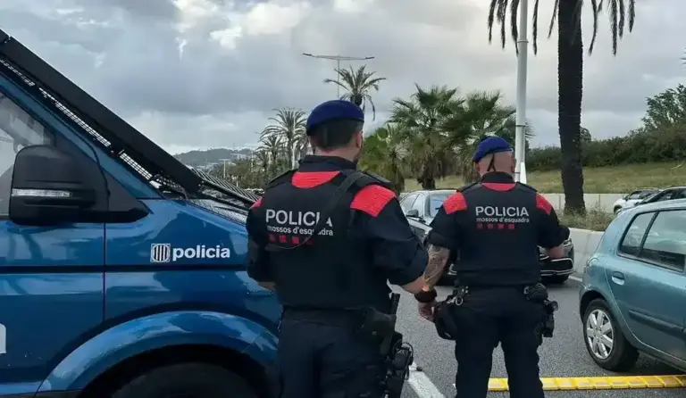 FOTOGRAFÍA. BARCELONA (CATALUÑA) REINO DE ESPAÑA, 11 DE MAYO DE 2025. La cuenta oficial de la Policía de la Generalidad de Cataluña Mossos d'Esquadra en la red social X (@mossos) publica este domingo 11 de mayo de 2025 que el llamado "Plan Kanpai" con varios cuerpos policiales en Barcelona y área metropolitana: 16 detenidos (56 antecedentes), 5 investigados, 4 motos recuperadas. Actas: 10 por la ley 4/2015 en locales, 85 por sustancias, 24 por armas, 4 por falta respeto, 3 por desobediencia y 704 vehículos identificados. X Mossos d'Esquadra (@mossos)/Lasvocesdelpueblo (Ñ Pueblo)