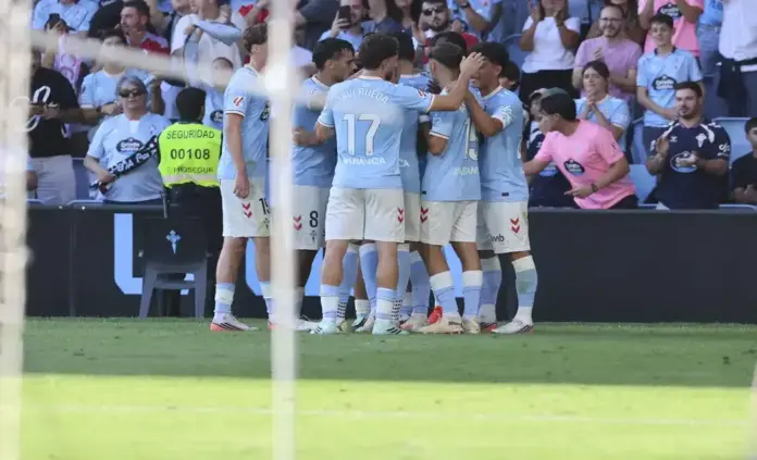 Manita balsámica del Celta ante el Racing para olvidar el tropiezo europeo (5-0) FOTOGRAFÍA. VIGO (ESPAÑA), 19 DE SEPTIEMBRE DE 2026. Los jugadores del Celta celebran un gol durante el partido de LaLiga entre Celta de Vigo y Racing de Santander, este sábado en el estadio Balaídos, en Vigo. Efe