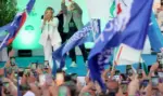 FOTOGRAFÍA. BARI (ITALIA), 04 DE SEPTIEMBRE DE 2026. La Primera Ministra italiana Giorgia Meloni reacciona mientras asiste a una reunión política en Bari, sur de Italia, 04 de septiembre de 2026. Meloni visitó la capital de Apulia para celebrar la longevidad récord de su administración como el gobierno de derechas más longevo de la historia moderna italiana en un acto organizado por la formación patriota socia de VOX, Fratelli d'Italia, bajo lema "El Gobierno más estable, Italia más fuerte". Efe