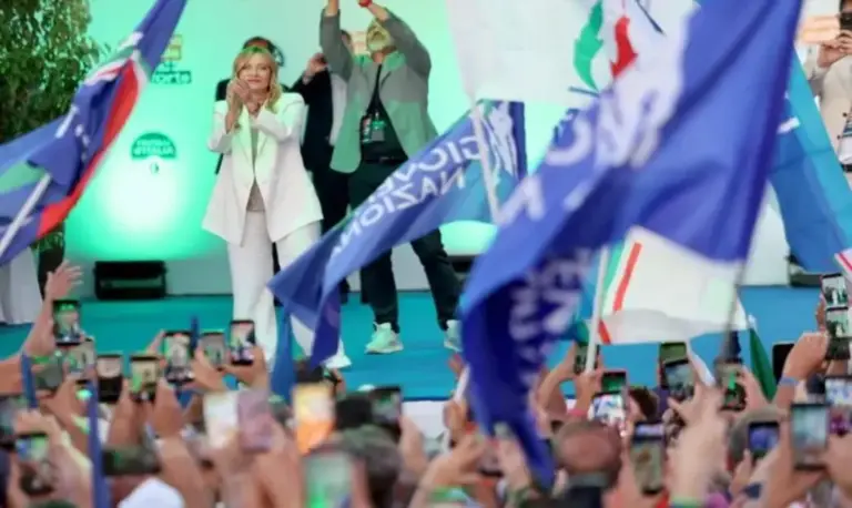 FOTOGRAFÍA. BARI (ITALIA), 04 DE SEPTIEMBRE DE 2026. La Primera Ministra italiana Giorgia Meloni reacciona mientras asiste a una reunión política en Bari, sur de Italia, 04 de septiembre de 2026. Meloni visitó la capital de Apulia para celebrar la longevidad récord de su administración como el gobierno de derechas más longevo de la historia moderna italiana en un acto organizado por la formación patriota socia de VOX, Fratelli d'Italia, bajo lema "El Gobierno más estable, Italia más fuerte". Efe