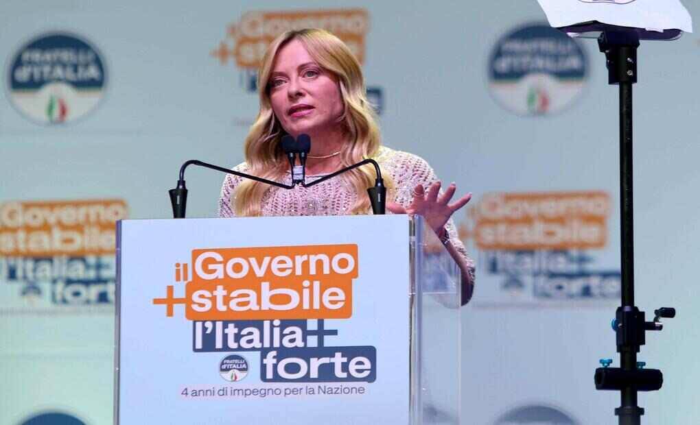FOTOGRAFÍA. BARI (ITALIA), 04 DE SEPTIEMBRE DE 2026. La Primera Ministra italiana Giorgia Meloni reacciona mientras asiste a una reunión política en Bari, sur de Italia, 04 de septiembre de 2026. Meloni visitó la capital de Apulia para celebrar la longevidad récord de su administración como el gobierno de derechas más longevo de la historia moderna italiana en un acto organizado por la formación patriota socia de VOX, Fratelli d'Italia, bajo lema "El Gobierno más estable, Italia más fuerte". Efe