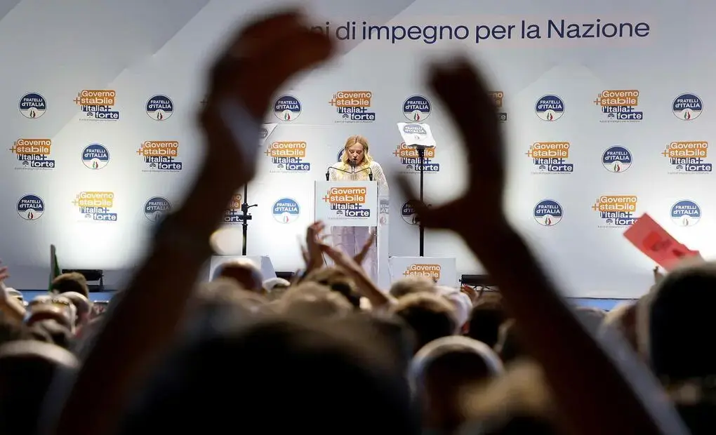 FOTOGRAFÍA. BARI (ITALIA), 04 DE SEPTIEMBRE DE 2026. La Primera Ministra italiana Giorgia Meloni reacciona mientras asiste a una reunión política en Bari, sur de Italia, 04 de septiembre de 2026. Meloni visitó la capital de Apulia para celebrar la longevidad récord de su administración como el gobierno de derechas más longevo de la historia moderna italiana en un acto organizado por la formación patriota socia de VOX, Fratelli d'Italia, bajo lema "El Gobierno más estable, Italia más fuerte". Efe