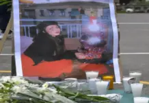 FOTOGRAFÍA. FECHA Y LUGAR RELACIONADOS CON EL CONTENIDO: CIUDAD D EMÉXICO (MÉXICO), 16 DE SEPTIEMBRE DE 2026. Detalle de una imagen que muestra flores, velas y una fotografía durante un homenaje póstumo a la estudiante española Claudia Tacoronte Aguilera. Efe