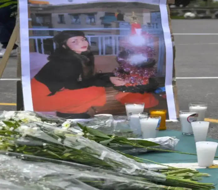 México promete aclarar el asesinato de la estudiante española Claudia Tacoronte FOTOGRAFÍA. FECHA Y LUGAR RELACIONADOS CON EL CONTENIDO: CIUDAD D EMÉXICO (MÉXICO), 16 DE SEPTIEMBRE DE 2026. Detalle de una imagen que muestra flores, velas y una fotografía durante un homenaje póstumo a la estudiante española Claudia Tacoronte Aguilera. Efe