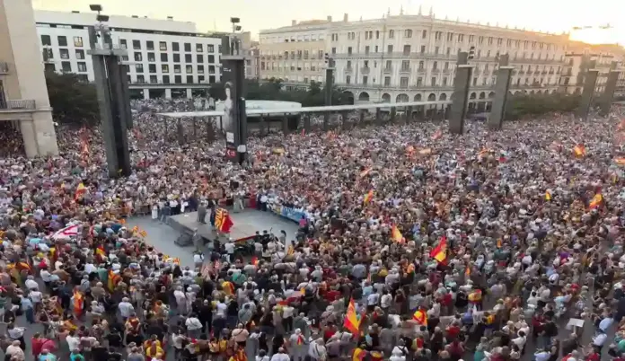 FOTOGRAFÍA. PLAZA DEL PILAR DE ZARAGOZA (ARAGÓN) ESPAÑA, 02 DE SEPTIEMBRE DE 2026. El portavoz de VOX en las Cortes de Aragón, Santiago Morón Sanjuan, ha exigido a todos los grupos parlamentarios del Congreso de los Diputados la activación del artículo 102 de la Constitución Española para "juzgar" al presidente del Gobierno de España y secretario general del Partido Socialista (PSOE), "Pedro Sánchez Pérez-Castejón, por traición", dado que "él sabía lo que iba a ocurrir y no hizo nada para evitar la invasión de Ceuta". Así se ha pronunciado unos minutos antes de la concentración convocada por la Federación Española de Municipios y Provincias (FEMP) en defensa de Ceuta, en la Plaza del Pilar de Zaragoza, a la que han asistido miles de zaragozanos, entre ellos representantes de VOX en el Gobierno de Aragón, las Cortes de Aragón o de distintos ayuntamientos. Lasvocesdelpueblo (Ñ Pueblo)