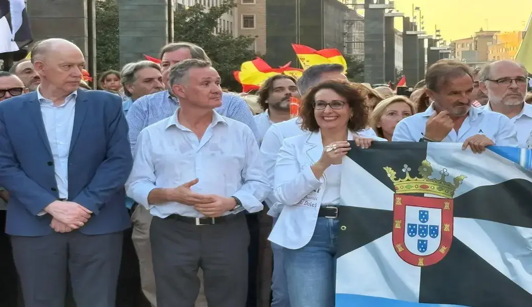 FOTOGRAFÍA. PLAZA DEL PILAR DE ZARAGOZA (ARAGÓN) ESPAÑA, 02 DE SEPTIEMBRE DE 2026. El portavoz de VOX en las Cortes de Aragón, Santiago Morón Sanjuan, ha exigido a todos los grupos parlamentarios del Congreso de los Diputados la activación del artículo 102 de la Constitución Española para "juzgar" al presidente del Gobierno de España y secretario general del Partido Socialista (PSOE), "Pedro Sánchez Pérez-Castejón, por traición", dado que "él sabía lo que iba a ocurrir y no hizo nada para evitar la invasión de Ceuta". Así se ha pronunciado unos minutos antes de la concentración convocada por la Federación Española de Municipios y Provincias (FEMP) en defensa de Ceuta, en la Plaza del Pilar de Zaragoza, a la que han asistido miles de zaragozanos, entre ellos representantes de VOX en el Gobierno de Aragón, las Cortes de Aragón o de distintos ayuntamientos. Lasvocesdelpueblo (Ñ Pueblo)