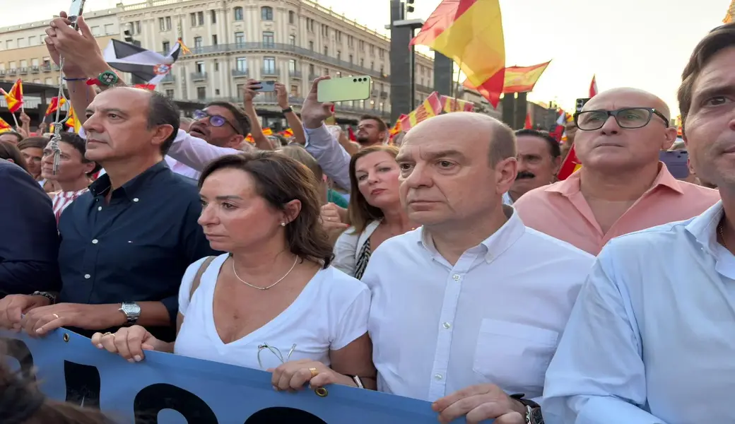 FOTOGRAFÍA. PLAZA DEL PILAR DE ZARAGOZA (ARAGÓN) ESPAÑA, 02 DE SEPTIEMBRE DE 2026. El portavoz de VOX en las Cortes de Aragón, Santiago Morón Sanjuan, ha exigido a todos los grupos parlamentarios del Congreso de los Diputados la activación del artículo 102 de la Constitución Española para "juzgar" al presidente del Gobierno de España y secretario general del Partido Socialista (PSOE), "Pedro Sánchez Pérez-Castejón, por traición", dado que "él sabía lo que iba a ocurrir y no hizo nada para evitar la invasión de Ceuta". Así se ha pronunciado unos minutos antes de la concentración convocada por la Federación Española de Municipios y Provincias (FEMP) en defensa de Ceuta, en la Plaza del Pilar de Zaragoza, a la que han asistido miles de zaragozanos, entre ellos representantes de VOX en el Gobierno de Aragón, las Cortes de Aragón o de distintos ayuntamientos. Lasvocesdelpueblo (Ñ Pueblo)