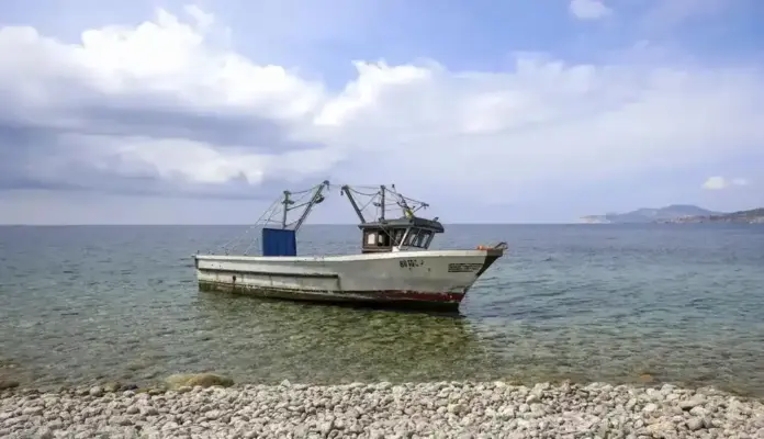 Ola de pateras en Baleares Interceptados 151 migrantes en un solo día FOTOGRAFÍA. IBIZA (ISLAS BALEARES) REINO DE ESPAÑA, 03 DE SEPTIEMBRE DE 2024. Detalle de una embarcación de la inmigración ilegal abandonada por sus ocupantes indocumentados en las costas de la Isla de Ibiza, Comunidad Autónoma de las Islas Baleares (Reino de España). Efe