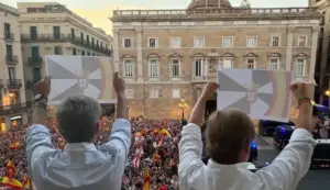 FOTOGRAFÍA. BARCELONA (CATALUÑA) ESPAÑA, 02 DE SEPTIEMBRE DE 2026. El portavoz del Grupo Parlamentario de VOX en el Parlamento de Cataluña y presidente provincial en Barcelona, Joan Garriga Doménech, junto a varios dirigentes de VOX, ha asistido este miércoles a la concentración celebrada en la plaza Sant Jaume de Barcelona en defensa de Ceuta y de la soberanía nacional. Lasvocesdelpueblo (Ñ Pueblo)