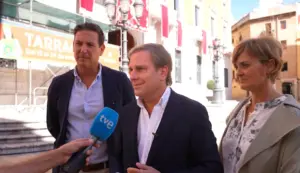 FOTOGRAFÍA. TARRAGONA (ESPAÑA), 21 DE SEPTIEMBRE DE 2026. El portavoz del Grupo Parlamentario de Vox en el Parlamento de Cataluña y presidente del CEP de los de Santiago Abascal en Barcelona, Joan Garriga Doménech (centro), atiende a los medios de comunicación en Tarragona para exigir la dimisión del alcalde. El líder regional comparece acompañado por el presidente del CEP del partido patriota en Tarragona y diputado en el Parlamento de Cataluña, Sergio Marcián de Greef (izquierda), y por la portavoz del Grupo Municipal de la formación verde en el Ayuntamiento de Tarragona, Judith Gómez García (derecha). Crédito Lasvocesdelpueblo (Ñ Pueblo).