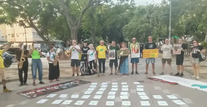 Protesta en Algemesí contra el uso de recursos públicos en espectáculos taurinos FOTOGRAFÍA. ALGEMESÍ (ESPAÑA), 20 DE SEPTIEMBRE DE 2026. Un grupo integrado por unas quince personas pertenecientes a la plataforma antitaurina se congrega en un espacio público empedrado de Algemesí durante la jornada de protesta de este domingo. Los manifestantes se disponen en fila portando pancartas y carteles informativos en los que se leen lemas como "No es cultura, es tortura" y "Subvenciones taurinas para educación pública, bomberos y sanidad". Algunos de los integrantes de la cabecera portan instrumentos musicales de viento-metal y de percusión. Frente a ellos, extendidas ordenadamente sobre el pavimento, se aprecian decenas de cartulinas de color blanco alineadas en hileras simétricas que recogen datos y mensajes explicativos dirigidos a los ciudadanos del municipio. Lasvocesdelpueblo (Ñ Pueblo)