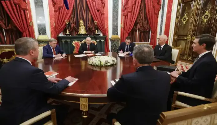 Putin recibe al enviado especial de Trump en el Kremlin, Vladímir Vladimirovich Putin (Vladimir Putin), Steven Charles Witkoff (Steve Witkoff), Jared Corey Kushner, Rusia (3) FOTOGRAFÍA. MOSCÚ (RUSIA), 05 DE SEPTIEMBRE DE 2026. El presidente de rusia, Vladímir Vladimirovich Putin (Vladimir Putin), al enviado especial del presidente de los Estados Unidos de América (EEUU), Donald John Trump, Steven Charles Witkoff (Steve Witkoff), recibió en el Kremlin. Por parte rusa participan el asesor presidencial Yuri Ushakov y Kirill Dmitriev, representante presidencial especial para la inversión y la cooperación económica con países extranjeros y director ejecutivo del Fondo Ruso de Inversión Directa (RDIF). Por parte estadounidense participa Jared Corey Kushner, empresario, inversor y fundador de Affinity Partners. Lasvocesdelpueblo (Ñ Pueblo)