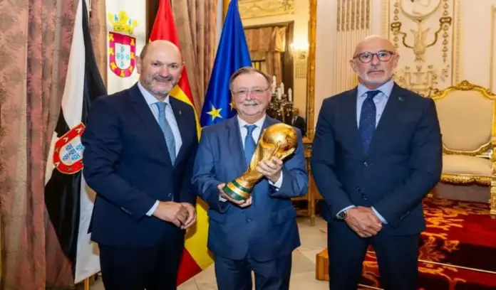 FOTOGRAFÍA. CEUTA (ESPAÑA), 04 DE SEPTIEMBRE DE 2026. El presidente de la Real Federación Española de Fútbol (RFEF), Rafael Louzán Abal (i); junto al presidente de la Ciudad Autónoma de Ceuta, Juan Jesús Vivas Lara (c); y el seleccionador de la selección española de fútbol, Luis de La Fuentes Castillo (d), este viernes durante una visita de apoyo a los compatriotas ceutíes, víctimas de una invasión marroquí desde el pasado miércoles 29 de septiembre de 2026. Efe
