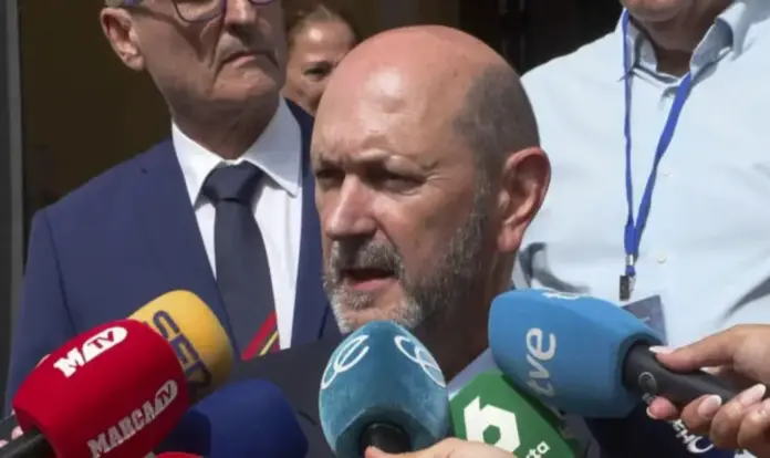 RFEF Vamos a acoger esa final del Mundial porque argumentos por España no van a faltar, RFEF y Selección Vamos a estar con Ceuta hasta el final (2) FOTOGRAFÍA. CEUTA (ESPAÑA), 04 DE SEPTIEMBRE DE 2026. El presidente de la Real Federación Española de Fútbol (RFEF), Rafael Louzán Abal (c); junto al seleccionador de la selección española de fútbol, Luis de La Fuentes Castillo; tras un encuentro con el presidente de la Ciudad Autónoma de Ceuta, Juan Jesús Vivas Lara; este viernes durante una visita de apoyo a los compatriotas ceutíes, víctimas de una invasión marroquí desde el pasado miércoles 29 de septiembre de 2026, ha insistido este viernes en Ceuta que España tiene que ser la sede de la final del Mundial de fútbol de 2030 porque "es el mejor país de fútbol hoy en día" pero con "todo el respeto y el cariño" hacia los que conforman la candidatura y que sea la FIFA "la que adopte esa decisión". Efe