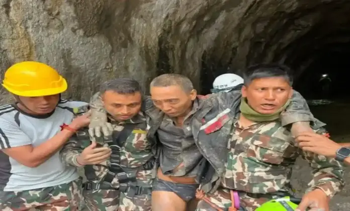 Riada Nepal 1.341 cuerpos y restos humanos recuperados y 4.996 desaparecidos FOTOGRAFÍA. UPPER TRISHULI-1 (RASUWA) NEPAL, 05 DE SEPTIEMBRE DE 2026. Un grupo de militares del Nepal rescata a un trabajador chino de un túnel de Upper Trishuli-1, en Rasuwa, el 5 de septiembre. Efe