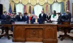 FOTOGRAFÍA. DESPACHO OVAL DE LA CASA BLANCA (WASHINGTON) ESTADOS UNIDOS DE AMÉRICA, EEUU. FECHA RELACIONADA CON EL CONTENIDO: 04 DE SEPTIEMBRE DE 2026. El presidente de Estados Unidos de América (EEUU), Donald John Trump, confirmó este viernes, como habían adelantado varios medios, que sus emisarios Steven Charles Witkoff (Steve Witkoff) y Jared Corey Kushner viajarán este fin de semana a Moscú y Kiev en un intento por reactivar las conversaciones entre Rusia y Ucrania para poner fin a la guerra. Efe