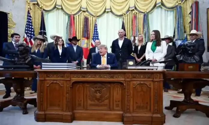 Rusia-Ucrania Witkoff y Kushner llevan consigo una propuesta de paz FOTOGRAFÍA. DESPACHO OVAL DE LA CASA BLANCA (WASHINGTON) ESTADOS UNIDOS DE AMÉRICA, EEUU. FECHA RELACIONADA CON EL CONTENIDO: 04 DE SEPTIEMBRE DE 2026. El presidente de Estados Unidos de América (EEUU), Donald John Trump, confirmó este viernes, como habían adelantado varios medios, que sus emisarios Steven Charles Witkoff (Steve Witkoff) y Jared Corey Kushner viajarán este fin de semana a Moscú y Kiev en un intento por reactivar las conversaciones entre Rusia y Ucrania para poner fin a la guerra. Efe