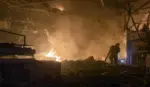 FOTOGRAFÍA. ZAPORIYIA (UCRANIA), 07 DE SEPTIEMBRE DE 2026. Un rescatista ucraniano trabaja en el lugar de un ataque con drones rusos contra un centro comercial de Zaporiyia, Ucrania, este lunes 7 de septiembre de 2026. Efe