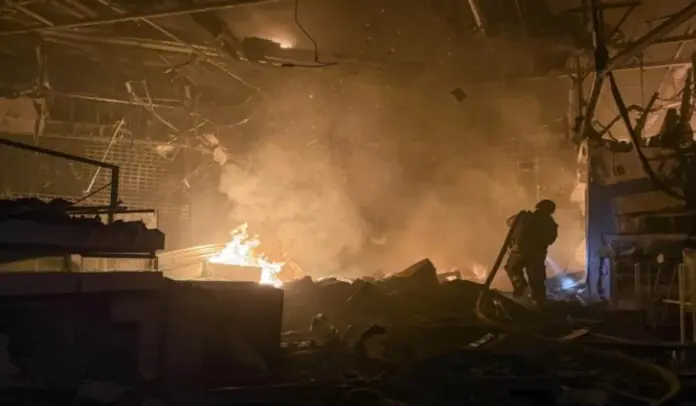 Rusia reanuda los ataques con misiles y drones contra Kiev tras 72 horas de tregua, centro comercial de Zaporiyia, Ucrania FOTOGRAFÍA. ZAPORIYIA (UCRANIA), 07 DE SEPTIEMBRE DE 2026. Un rescatista ucraniano trabaja en el lugar de un ataque con drones rusos contra un centro comercial de Zaporiyia, Ucrania, este lunes 7 de septiembre de 2026. Efe