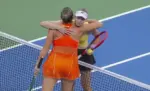 FOTOGRAFÍA. NUEVA YORK (ESTADOS UNIDOS DE AMÉRICA), 12 DE SEPTIEMBRE DE 2026. Elena Rybakina de Kazajistán (d) abraza a Aryna Serguéievna Sabalenka (Aryna Sabalenka), de Bielorrusia tras ganarle este sábado, en la final del Abierto de Estados Unidos. Efe