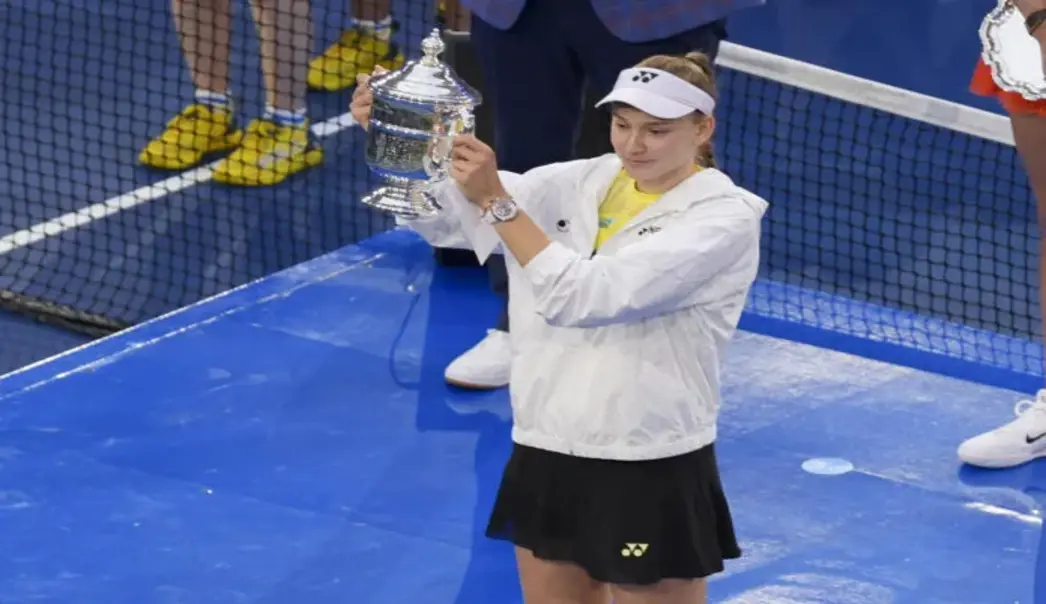 FOTOGRAFÍA. NUEVA YORK (ESTADOS UNIDOS DE AMÉRICA), 12 DE SEPTIEMBRE DE 2026. Elena Rybakina de Kazajistán posa con el trofeo de campeona tras ganarle a Aryna Serguéievna Sabalenka (Aryna Sabalenka), de Bielorrusia en la final del Abierto de Estados Unidos. Efe