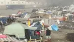 FOTOGRAFÍA. CEUTA (ESPAÑA), 05 DE SEPTIEMBRE DE 2026. Detalle de una imagen que muestra a varios inmigrantes ilegales de la invasión de Ceuta acampados este sábado, 5 de septiembre de 2026, en la playa de El Trampolín, en la Ciudad Autónoma española de Ceuta. Efe
