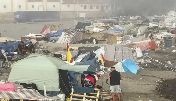 Sánchez acoge a los inmigrantes en el muelle de Ceuta pese a la oposición vecinal, El Trampolin,invasión Ceuta FOTOGRAFÍA. CEUTA (ESPAÑA), 05 DE SEPTIEMBRE DE 2026. Detalle de una imagen que muestra a varios inmigrantes ilegales de la invasión de Ceuta acampados este sábado, 5 de septiembre de 2026, en la playa de El Trampolín, en la Ciudad Autónoma española de Ceuta. Efe