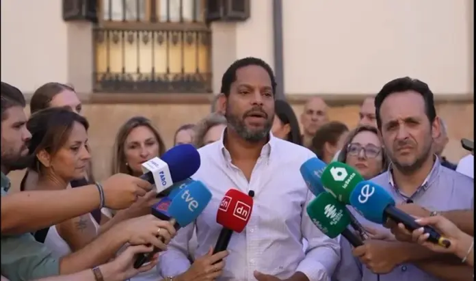 Garriga FOTOGRAFÍA. CEUTA (ESPAÑA), 22 DE SEPTIEMBRE DE 2026. El secretario general de Vox, Ignacio Garriga Vaz de Conceiçao, se ha desplazado este martes a Ceuta, acompañado por el presidente de Vox Ceuta, Juan Sergio Redondo, para conocer de primera mano la situación de la ciudad y trasladar el apoyo de la formación a los ceutíes. Lasvocesdelpueblo (/Ñ Pueblo)