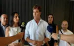 FOTOGRAFÍA. GERONA, 26 DE SEPTIEMBRE DE 2026. Los dirigentes y representantes institucionales de Vox: el presidente provincial Alberto Tarradas Peneque (c); la diputada en el Parlamento de Cataluña y presidente del Grupo Municipal de Vox en el Ayuntamiento de Mataró, Mónica Lora Cisquer (i); el portavoz del Grupo Municipal en el Ayuntamiento de Salt, Sergi Fabri (2ª fila d); la concejal de VOX en el Ayuntamiento de Playa de Aro —una entidad de población del municipio bajo-ampurdanés de Castell y Playa de Aro, junto con Castillo de Aro y S'Agaró, que es el núcleo de población principal del municipio y el lugar donde se encuentra la casa de la villa—, Sandra Moya Bolivar (2ª fila 2º d); y el concejal en el Ayuntamiento de Roses y miembro del CEP de Vox Gerona, Ignacio Mulleras Vinzia (2ª fila i), ofrecen una rueda de prensa antes de la participar en las Jornadas Municipalistas provinciales «Primer els de casa (Primero los de casa)» en el Hotel Best Western Premier Girona. Lasvocesdelpueblo (Ñ Pueblo)