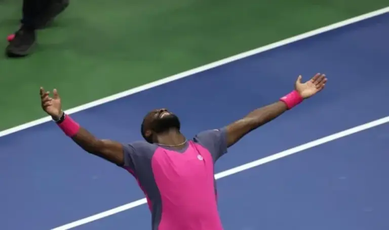 FOTOGRAFÍA. PARQUE FLUSHING MEADOWS (NUEVA YORK) ESTADOS UNIDOS DE AMÉRICA, EE. UU., 08 DE SEPTIEMBRE DE 2026. Frances Tiafoe Jr., de EE. UU., reacciona tras derrotar a su compatriota Alex Michelsen en su partido de cuartos de final del Abierto de Estados Unidos, en Parque Flushing Meadows (Nueva York) Estados Unidos de América, EE. UU.. Efe