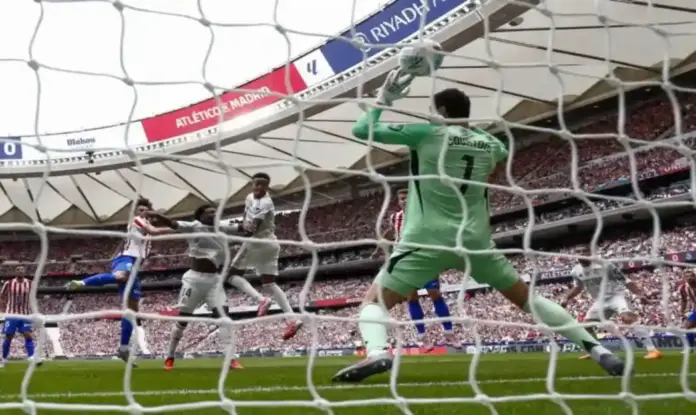 Trece años después El reencuentro de Simeone y Mourinho paraliza el derbi de Madrid FOTOGRAFÍA. FECHA RELACIONADO CON EL CONTENIDO: 19 DE SEPTIEMBRE DE 2026. El defensa del Atlético de Madrid Robin Le Normand (2i) celebra un gol durante el partido de LaLiga entre el Atlético de Madrid y Real Madrid en el estadio Riyadh Air Metropolitano de la temporada pasada. El Atlético-Real Madrid se jugará el domingo en el Metropolitano sobre un tablero repleto de enfrentamientos particulares. Desde el reencuentro de José Mourinho y Diego Simeone trece años después de su último duelo como técnicos de ambos equipos hasta las cuentas mundialistas del Cuti Romero con Kylian Mbappé y Jude Bellingham, cinco duelos marcarán un partido con viejas historias y nuevos protagonistas. Efe