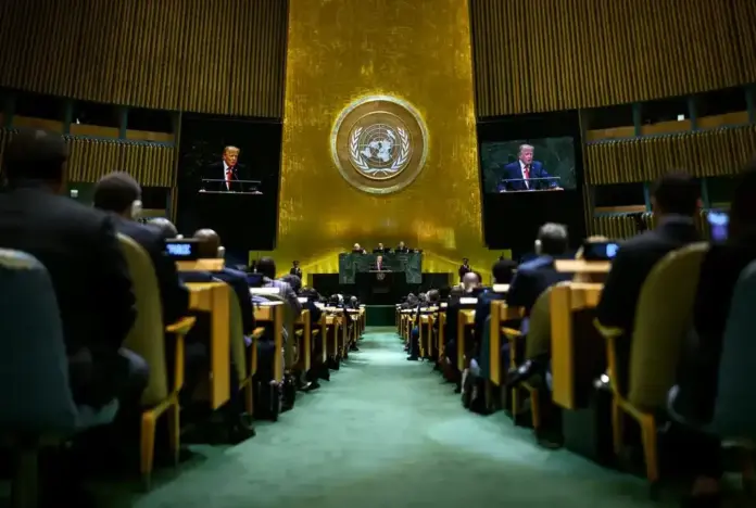 Trump desafía a Irán desde la ONU Acuerdo de paz o la «aniquilación» inmediata de la República Islámica FOTOGRAFÍA. NUEVA YORK, 22 DE SEPTIEMBRE DE 2026. El presidente de Estados Unidos de América, Donald John Trump, interviene este martes en la tribuna de la ONU, en Nueva York (EE. UU.). Lasvocesdelpueblo (Ñ Pueblo)