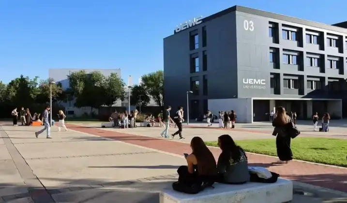 FOTOGRAFÍA. VALLADOLID (CASTILLA Y LEÓN) ESPAÑA, 14 DE SEPTIEMBRE DE 2026. Detalle de varios estudiantes este lunes en el inicio del curso 2026/2027 en la Universidad Europea Miguel de Cervantes (UEMC) de Valladolid, Comunidad Autónoma de Castilla y León, España. Lasvocesdelpueblo (Ñ Pueblo)