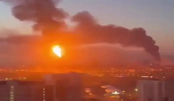 Ucrania golpea Moscú con drones en plena jornada electoral rusa (1) FOTOGRAFÍA. MOSCÚ (RUSIA), 20 DE SEPTIEMBRE DE 2026. Las fuerzas de Ucrania atacan la Refinería de Petróleo de la capital de Rusia, Moscú. Captura vídeo X/Lasvocesdelpueblo (Ñ Pueblo)