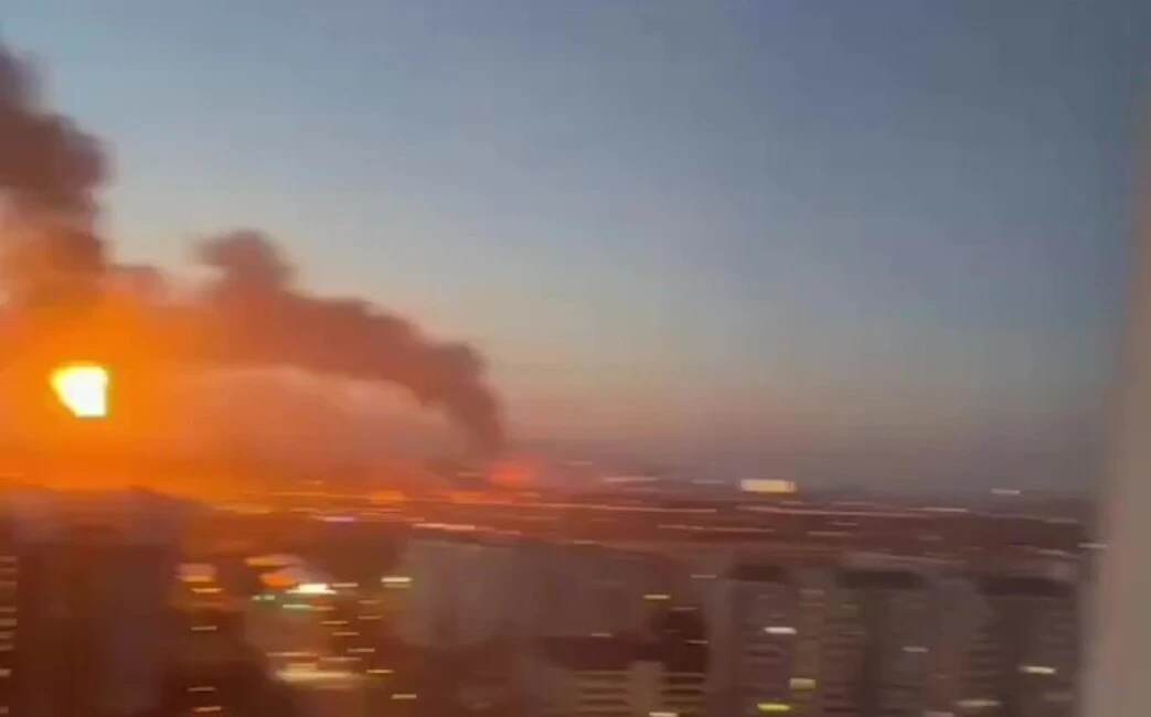 FOTOGRAFÍA. MOSCÚ (RUSIA), 20 DE SEPTIEMBRE DE 2026. Las fuerzas de Ucrania atacan la Refinería de Petróleo de la capital de Rusia, Moscú. Captura vídeo X/Lasvocesdelpueblo (Ñ Pueblo)