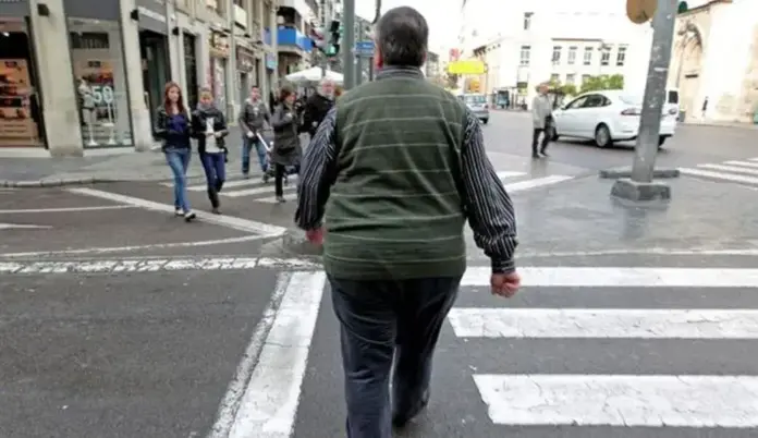 FOTOGRAFÍA. VALENCIA (ESPAÑA), 01 DE ABRIL DE 2016. Un hombre con sobrepeso cruza una calle del centro de Valencia, en la Comunidad Valenciana (España). Efe.