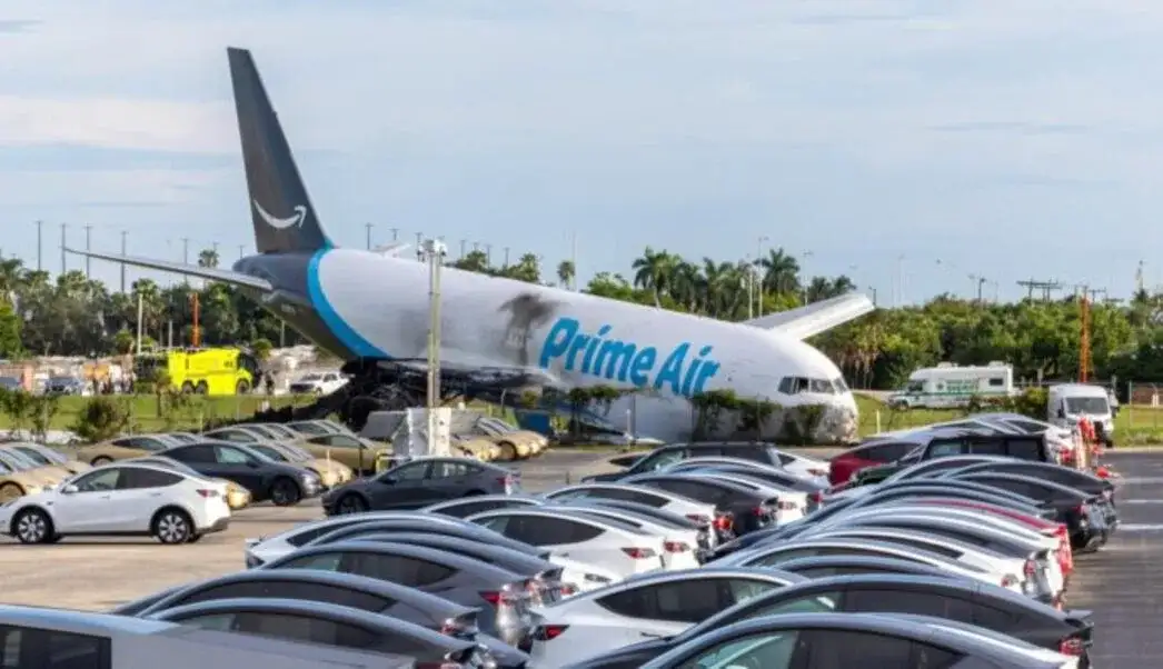 FOTOGRAFÍA. MIAMIA (FLORIDA) ESTADOS UNIDOS DE AMÉRICA, EE. UU., 06 DE SEPTIEMBRE DE 2026. Un avión de carga de Amazon Prime Air fue captado este 6 de septiembre luego de que se saliera de pista y se estrellara tras aterrizar en el en el Aeropuerto Internacional de Miami, en Miami (Florida, EE.UU.). Efe