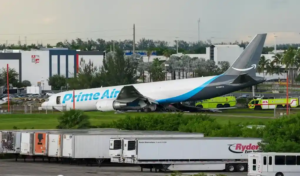 FOTOGRAFÍA. MIAMIA (FLORIDA) ESTADOS UNIDOS DE AMÉRICA, EE. UU., 06 DE SEPTIEMBRE DE 2026. Un avión de carga de Amazon Prime Air fue captado este 6 de septiembre luego de que se saliera de pista y se estrellara tras aterrizar en el en el Aeropuerto Internacional de Miami, en Miami (Florida, EE.UU.). Efe