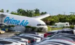FOTOGRAFÍA. MIAMIA (FLORIDA) ESTADOS UNIDOS DE AMÉRICA, EE. UU., 06 DE SEPTIEMBRE DE 2026. Un avión de carga de Amazon Prime Air fue captado este 6 de septiembre luego de que se saliera de pista y se estrellara tras aterrizar en el en el Aeropuerto Internacional de Miami, en Miami (Florida, EE.UU.). Efe