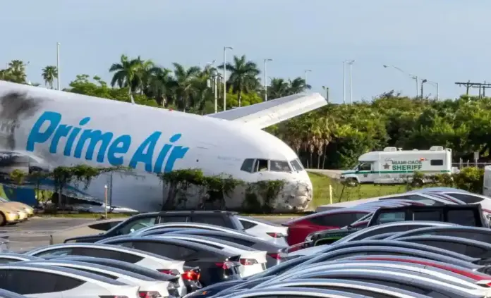 Un avión de carga de Amazon Air se sale de la pista y se incendia en Miami, Aeropuerto de Miami, EE. UU (3) FOTOGRAFÍA. MIAMIA (FLORIDA) ESTADOS UNIDOS DE AMÉRICA, EE. UU., 06 DE SEPTIEMBRE DE 2026. Un avión de carga de Amazon Prime Air fue captado este 6 de septiembre luego de que se saliera de pista y se estrellara tras aterrizar en el en el Aeropuerto Internacional de Miami, en Miami (Florida, EE.UU.). Efe