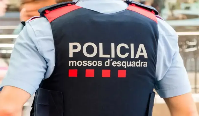 Un hombre apuñala a tres personas en un piso de Sants-Montjuïc y se lanza al vacío, Mossos d'Esquadra FOTOGRAFÍA. DISTRITO DE SANTS-MONTJUIC (CIUDAD DE BARCELONA) CATALUÑA (ESPAÑA), 06 DE SEPTIEMBRE DE 2026. Un hombre apuñala a tres personas en un piso de Sants-Montjuïc y se lanza al vacío. Fuentes de los Mossos d'Esquadra han informado a Efe de que este suceso ha tenido lugar en la mañana de este domingo, en un piso del edificio ubicado en el número 162 de la Gran Via, en el distrito de Sants-Montjuic de Barcelona. Efe