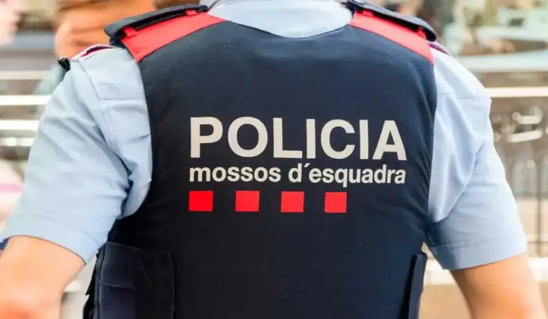 FOTOGRAFÍA. DISTRITO DE SANTS-MONTJUIC (CIUDAD DE BARCELONA) CATALUÑA (ESPAÑA), 06 DE SEPTIEMBRE DE 2026. Un hombre apuñala a tres personas en un piso de Sants-Montjuïc y se lanza al vacío. Fuentes de los Mossos d'Esquadra han informado a Efe de que este suceso ha tenido lugar en la mañana de este domingo, en un piso del edificio ubicado en el número 162 de la Gran Via, en el distrito de Sants-Montjuic de Barcelona. Efe