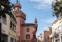 FOTOGRAFÍA. VILADECANS (ESPAÑA), 22 DE SEPTIEMBRE DE 2026. Vista en perspectiva de la calle peatonal que conduce al histórico edificio modernista de Can Modolell, sede oficial del Ayuntamiento de Viladecans, en la comarca del Bajo Llobregat (Barcelona). El entorno se muestra despejado en una jornada con cielo parcialmente cubierto, un emplazamiento céntrico donde fuentes cercanas a la portavoz de Vox, Marina Ferrer Sánchez, denuncian que se produjo uno de los graves episodios de acoso y amenazas de muerte contra ella y la formación patriota que preside Santiago Abascal Conde. Lasvocesdelpueblo (Ñ Pueblo)