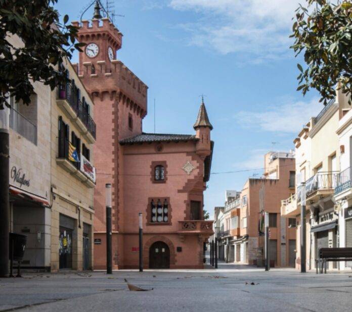 Un marroquí amenaza repetidamente de muerte a la líder de Vox en Viladecans FOTOGRAFÍA. VILADECANS (ESPAÑA), 22 DE SEPTIEMBRE DE 2026. Vista en perspectiva de la calle peatonal que conduce al histórico edificio modernista de Can Modolell, sede oficial del Ayuntamiento de Viladecans, en la comarca del Bajo Llobregat (Barcelona). El entorno se muestra despejado en una jornada con cielo parcialmente cubierto, un emplazamiento céntrico donde fuentes cercanas a la portavoz de Vox, Marina Ferrer Sánchez, denuncian que se produjo uno de los graves episodios de acoso y amenazas de muerte contra ella y la formación patriota que preside Santiago Abascal Conde. Lasvocesdelpueblo (Ñ Pueblo)