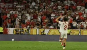 FOTOGRAFÍA. SEVILLA (ANDALUCÍA) ESPAÑA, 11 DE SEPTIEMBRE DE 2026. El defensa del Sevilla, Juan Iglesias, celebra el primer gol del equipo sevillista durante el encuentro correspondiente a la quinta jornada de Laliga EA Sports que disputan este viernes Sevilla y Valencia en el estadio Ramón Sánchez Pizjúan de Sevilla. Efe