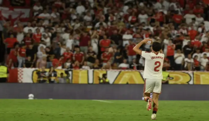 FOTOGRAFÍA. SEVILLA (ANDALUCÍA) ESPAÑA, 11 DE SEPTIEMBRE DE 2026. El defensa del Sevilla, Juan Iglesias, celebra el primer gol del equipo sevillista durante el encuentro correspondiente a la quinta jornada de Laliga EA Sports que disputan este viernes Sevilla y Valencia en el estadio Ramón Sánchez Pizjúan de Sevilla. Efe