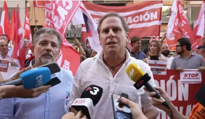 VOX lidera la rebelión vecinal en Lérida exige frenar la inseguridad e islamización frente a un alcalde socialista acorralado por las polémicas FOTOGRAFÍA. LÉRIDA (ESPAÑA), 15 DE SEPTIEMBRE DE 2026. El diputado por Lérida al Parlament de Catalunya y líder provincial de la formación, Rafael Villafranca Merce (i); junto al portavoz del grupo parlamentario de Vox en el Parlament de Catalunya, Joan Garriga Doménech (d), registrados este martes en Plaza del Clot de les Granotes de Lérida, arropando a los vecinos leridatanos víctimas de la violencia migratoria masiva, movilizados bajo el clamoroso lema de "Stop islamización e inmigración masiva". Lasvocesdelpueblo (Ñ Pueblo)