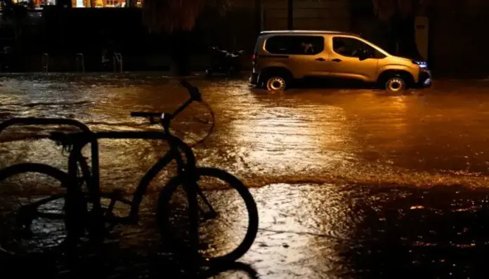 Valencia revive el fantasma de la DANA Las tormentas inundan el área metropolitana y activan todas las alarmas (1) FOTOGRAFÍA. VALENCIA (ESPAÑA), 16 DE SEPTIEMBRE DE 2026. Coches circulan por una calle inundada tras las fuertes lluvias caídas en Valencia, este miércoles. Los bomberos del Consorcio Provincial de Valencia han llevado ya a cabo, desde las ocho de la tarde, unos 25 servicios relacionados con las lluvias y tormentas que recorren València y su área metropolitana, hasta el momento sin incidentes graves. Efe