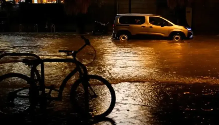 FOTOGRAFÍA. VALENCIA (ESPAÑA), 16 DE SEPTIEMBRE DE 2026. Coches circulan por una calle inundada tras las fuertes lluvias caídas en Valencia, este miércoles. Los bomberos del Consorcio Provincial de Valencia han llevado ya a cabo, desde las ocho de la tarde, unos 25 servicios relacionados con las lluvias y tormentas que recorren València y su área metropolitana, hasta el momento sin incidentes graves. Efe