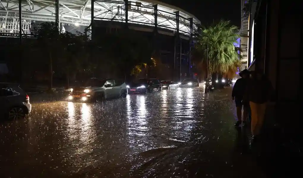 FOTOGRAFÍA. VALENCIA (ESPAÑA), 16 DE SEPTIEMBRE DE 2026. Coches circulan por una calle inundada tras las fuertes lluvias caídas en Valencia, este miércoles. Los bomberos del Consorcio Provincial de Valencia han llevado ya a cabo, desde las ocho de la tarde, unos 25 servicios relacionados con las lluvias y tormentas que recorren València y su área metropolitana, hasta el momento sin incidentes graves. Efe